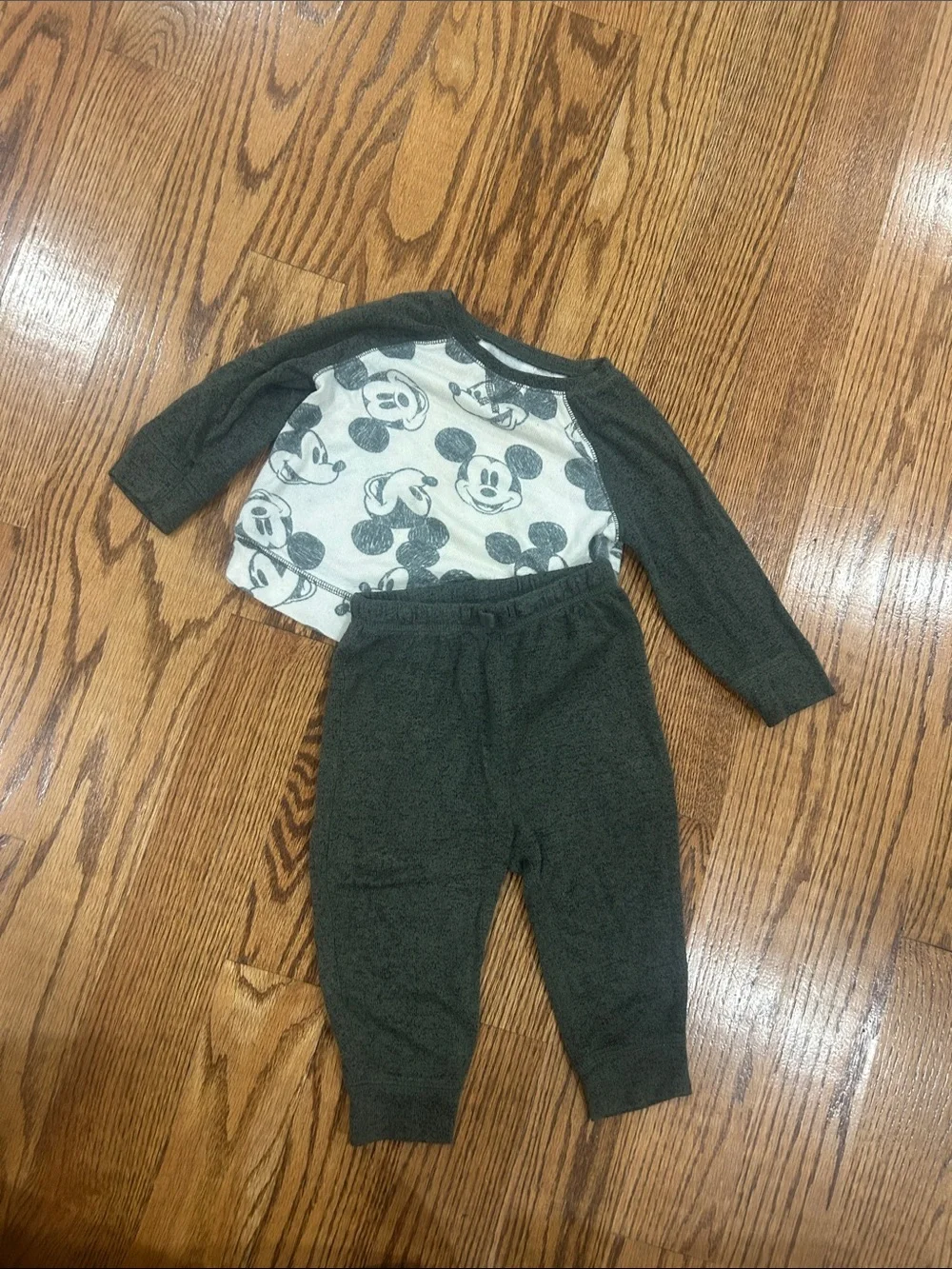 Disney Olive Green & Ivory Mickey Raglan Lounge Top